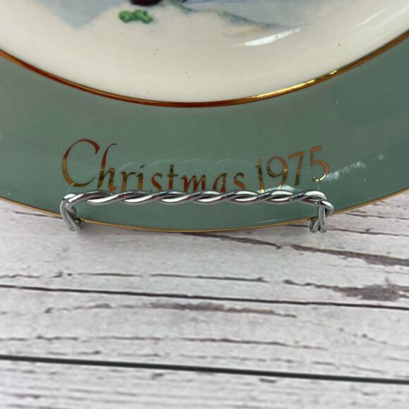 Vintage Avon Christmas Plate 1975 "Skaters on the Pond" Fourth Edition - Picture 10 of 10